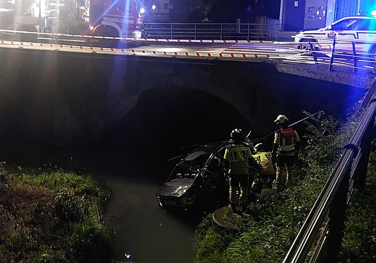 Un coche cae al río Artibai en el centro de Markina y el conductor se da a la fuga